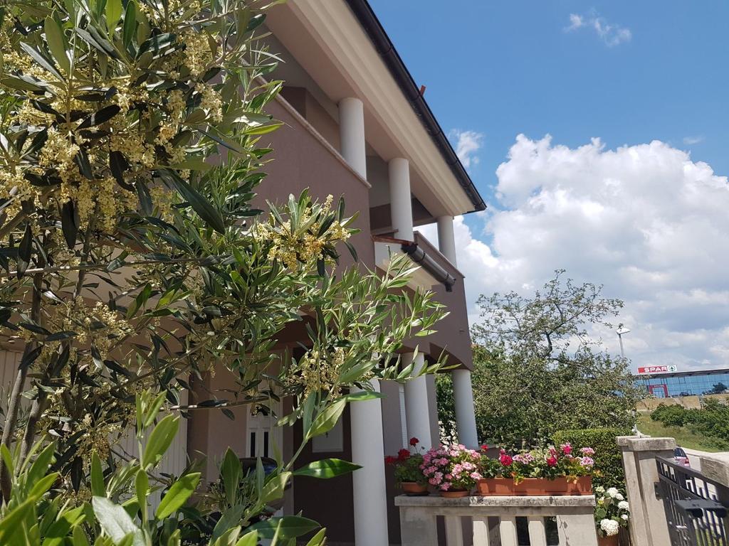 Apartments Ema Pula Exterior photo
